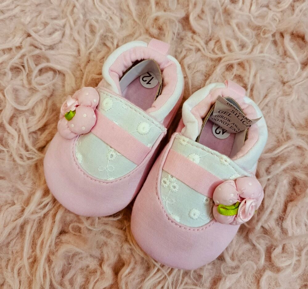 Patpat baby booties size 6-12 month - Image 1