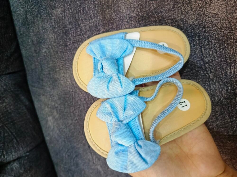 baby girl shoes 
6-12 months - Image 1