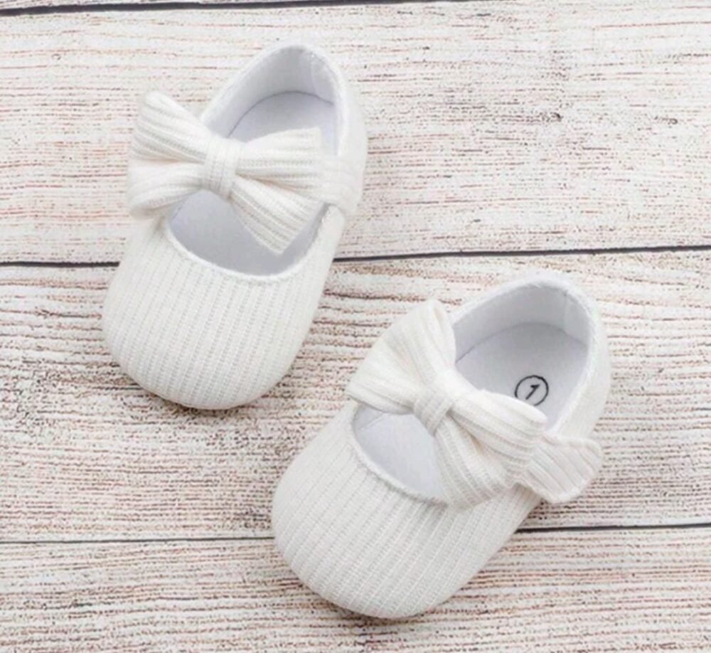 Baby girl bow antislip shoes
size 2 - Image 1