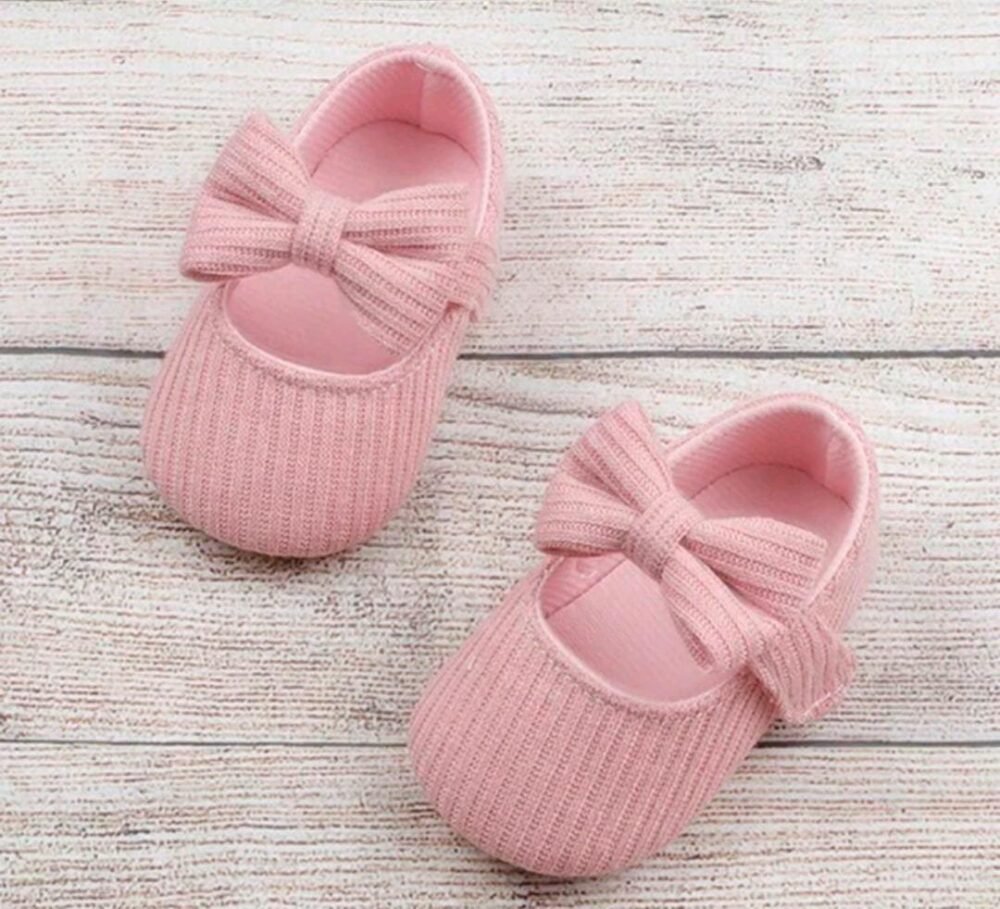 Baby girl antislip sole bow shoes
size 3 - Image 1
