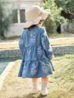 A charming floral dress designed for comfort and timeless style.
Perfect for special moments and everyday elegance. 🌸💙 - Image 2