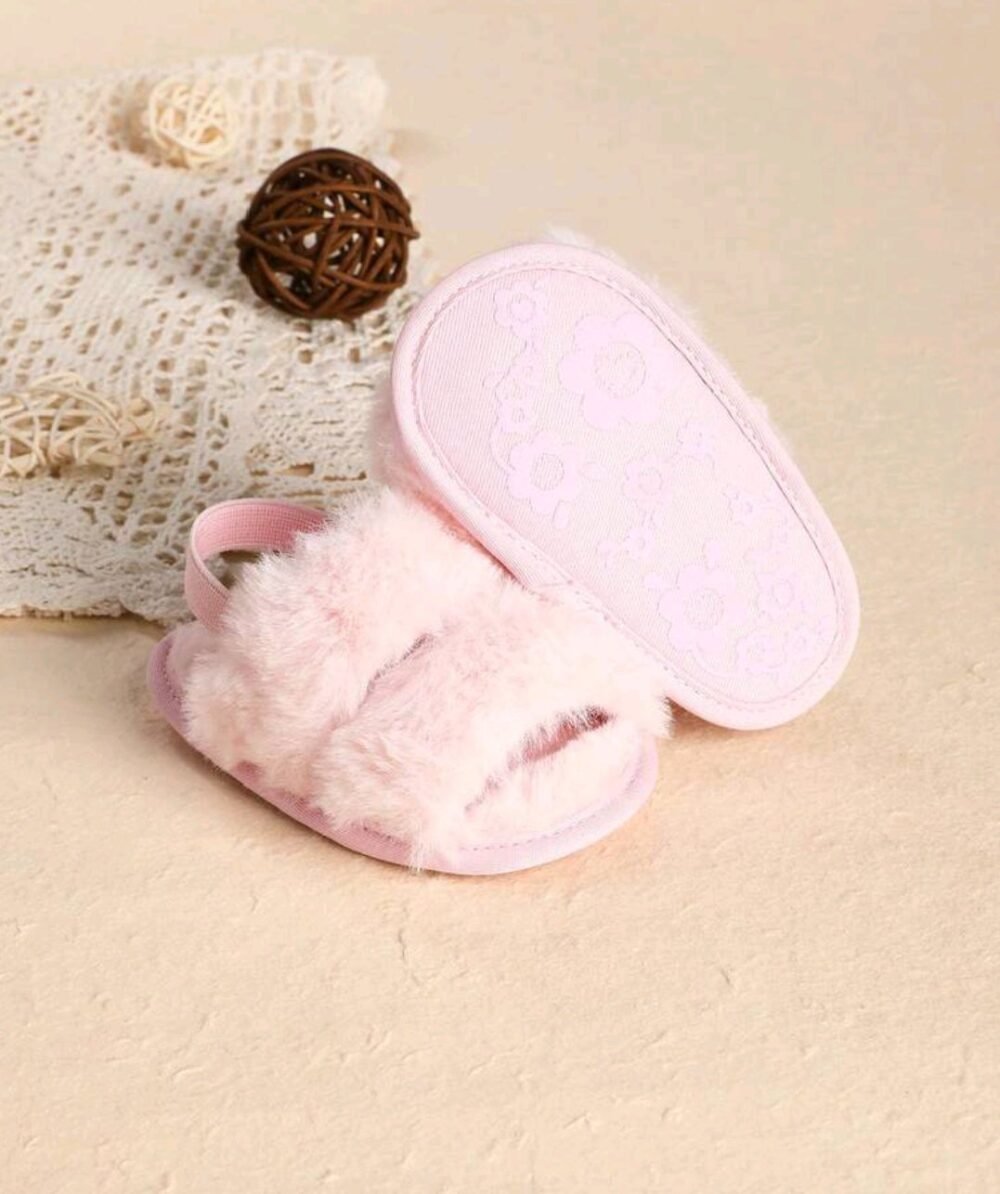 Baby fur plush cute winter slippers
6-18 month - Image 1